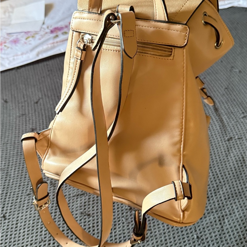 Cream Crossbody Bag with Textured Leather and Metallic Hardware - Picture 5 of 7